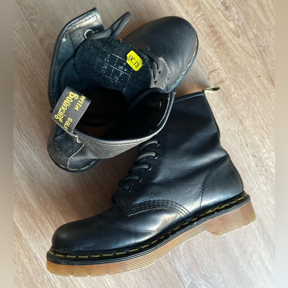 Dr. Martens “the original” Women’s Combat Boots size 7 - Picture 13 of 15